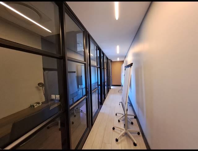 1,070M² OFFICE TO LET IN SANDHURST